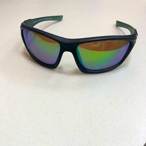 Peppers polarized women’s sunglasses. Black with neon green frame.